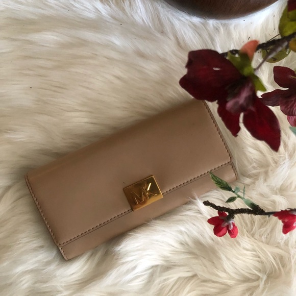 Mk full size wallet 😍 - Picture 4 of 5